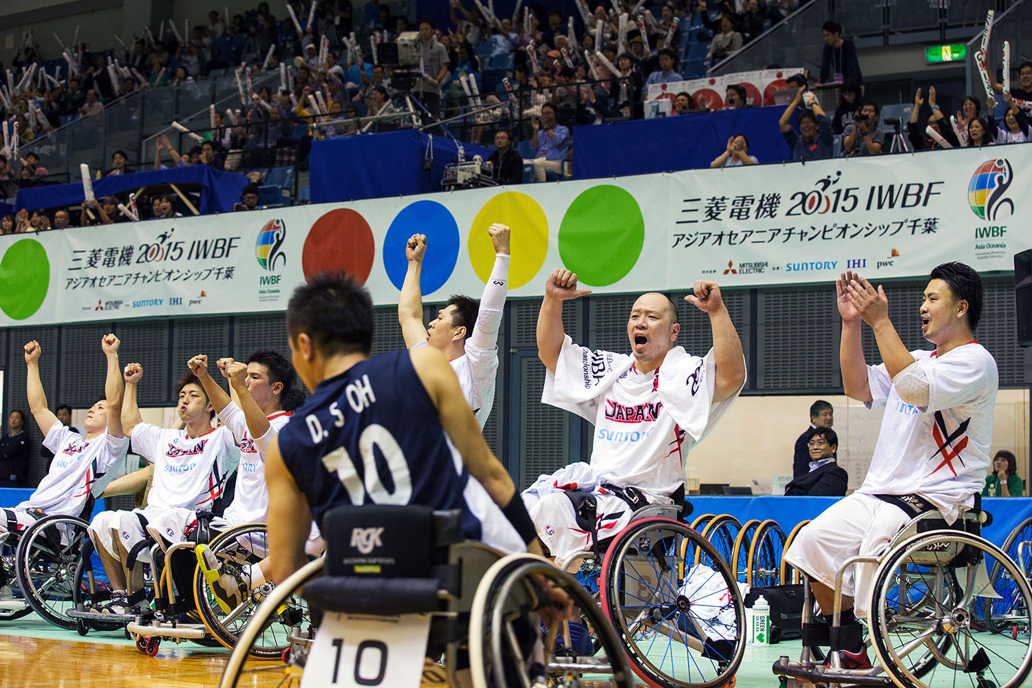 後半、逆転し喜ぶ日本選手たち