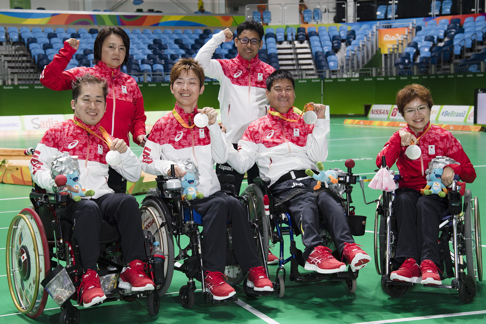 ボッチャ団体（脳性まひ）で銀メダルを獲得し笑顔の日本チーム＝リオパラリンピック（撮影：堀切功）