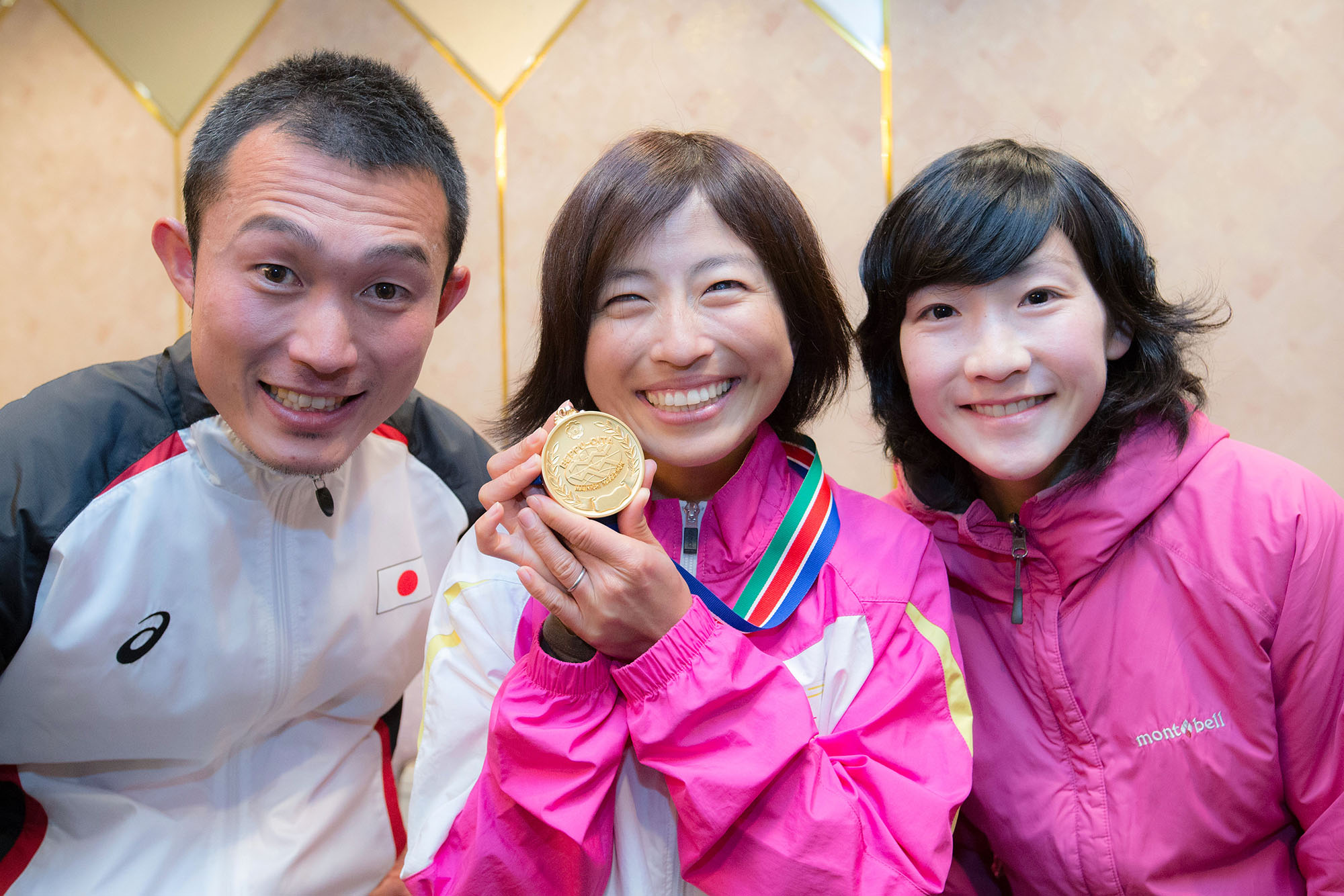 道下を伴走する青山由佳さん（右）と堀内規生さん（撮影：越智貴雄）