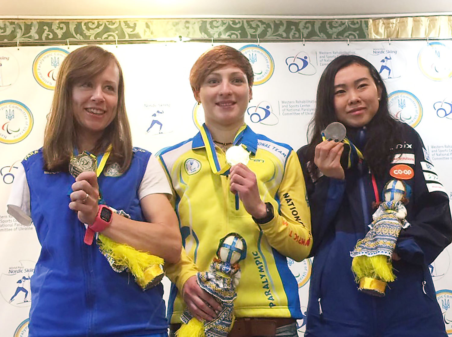 表彰台で笑顔を見せる阿部友里香(右) 写真提供:パラノルディックスキー日本チーム