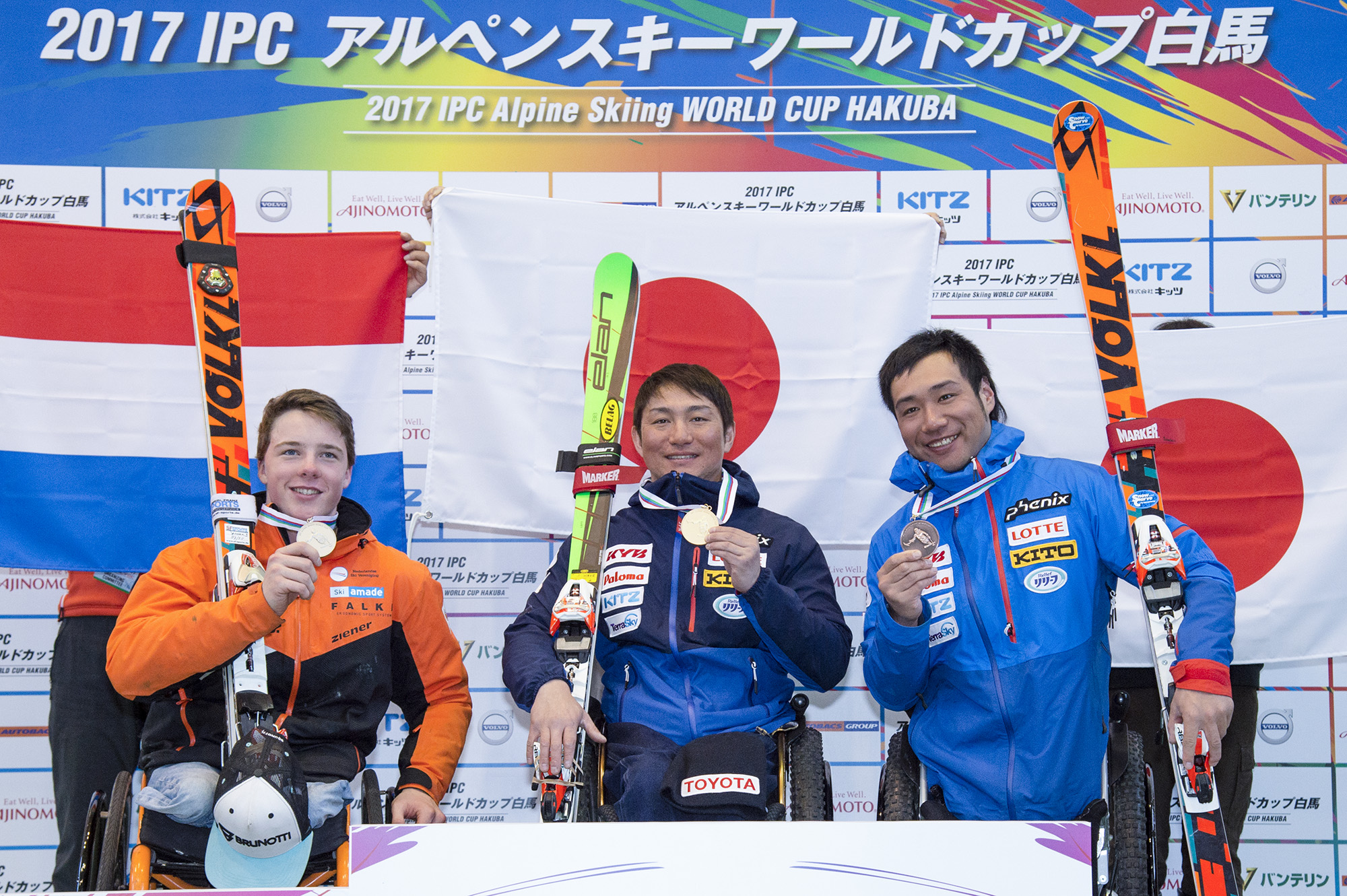 スーパー大回転2戦目男子座位表彰式で笑顔の森井(中央)(撮影:堀切功)